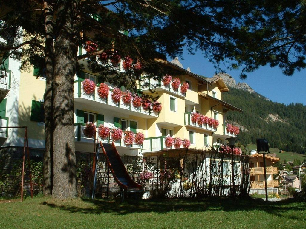 Hotel Montana Pozza di Fassa Dış mekan fotoğraf